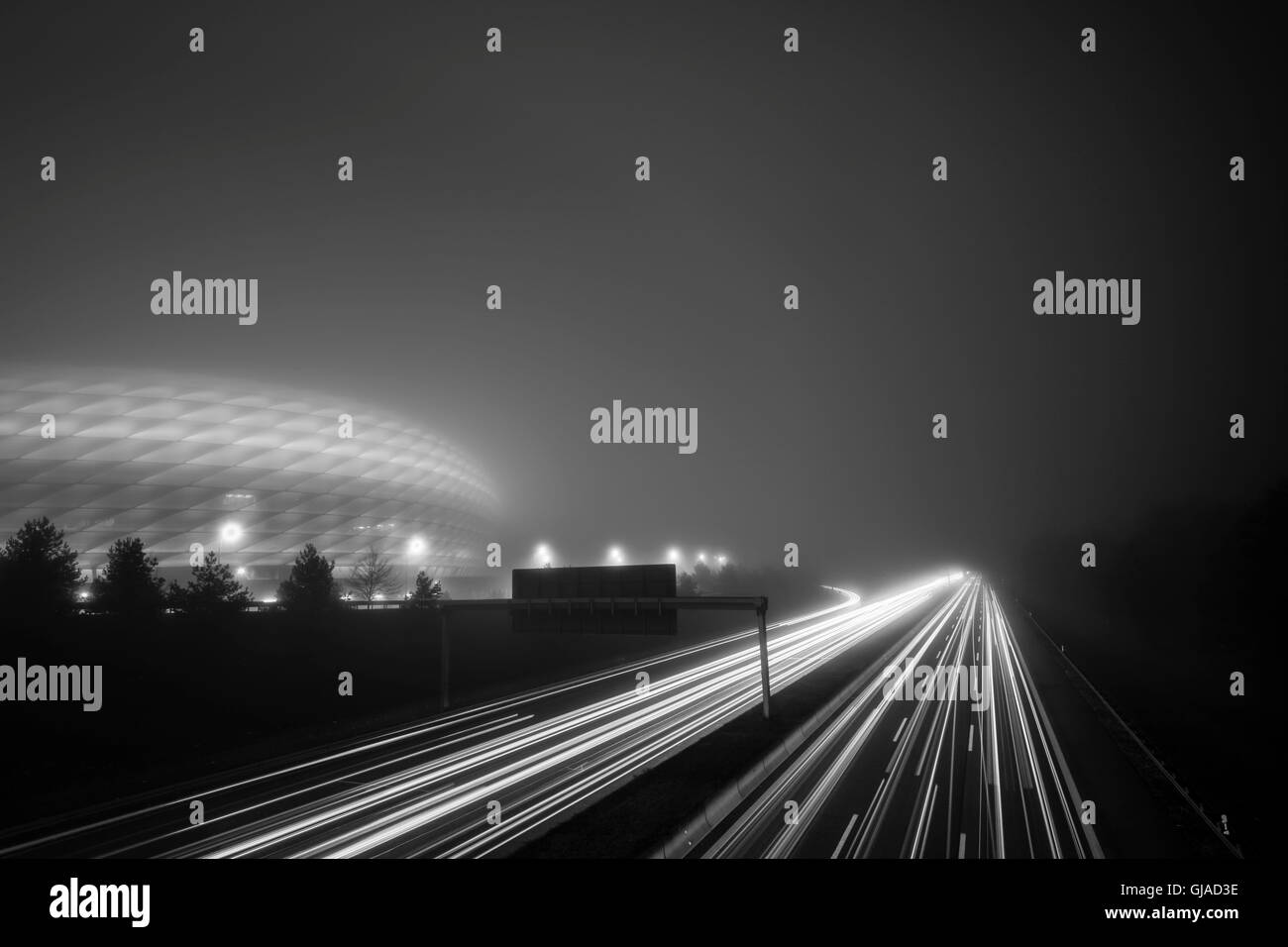 Langzeitbelichtung Autobahn und "Allianz Arena", Deutschland Stockfoto