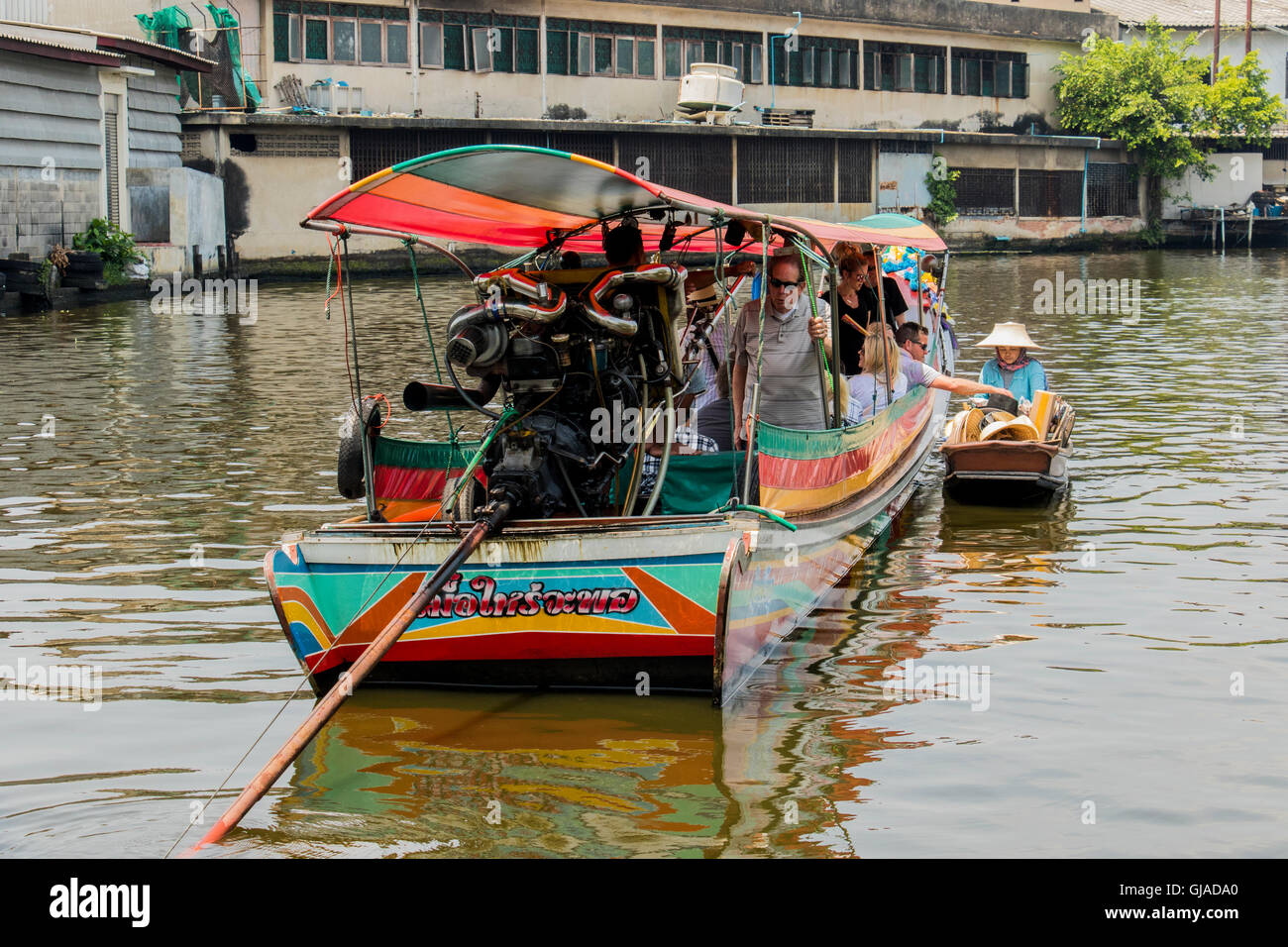 Lady-Anbieter arbeiten vom Boot am Kanal Dao Khanong in Bangkok Thailand Stockfoto