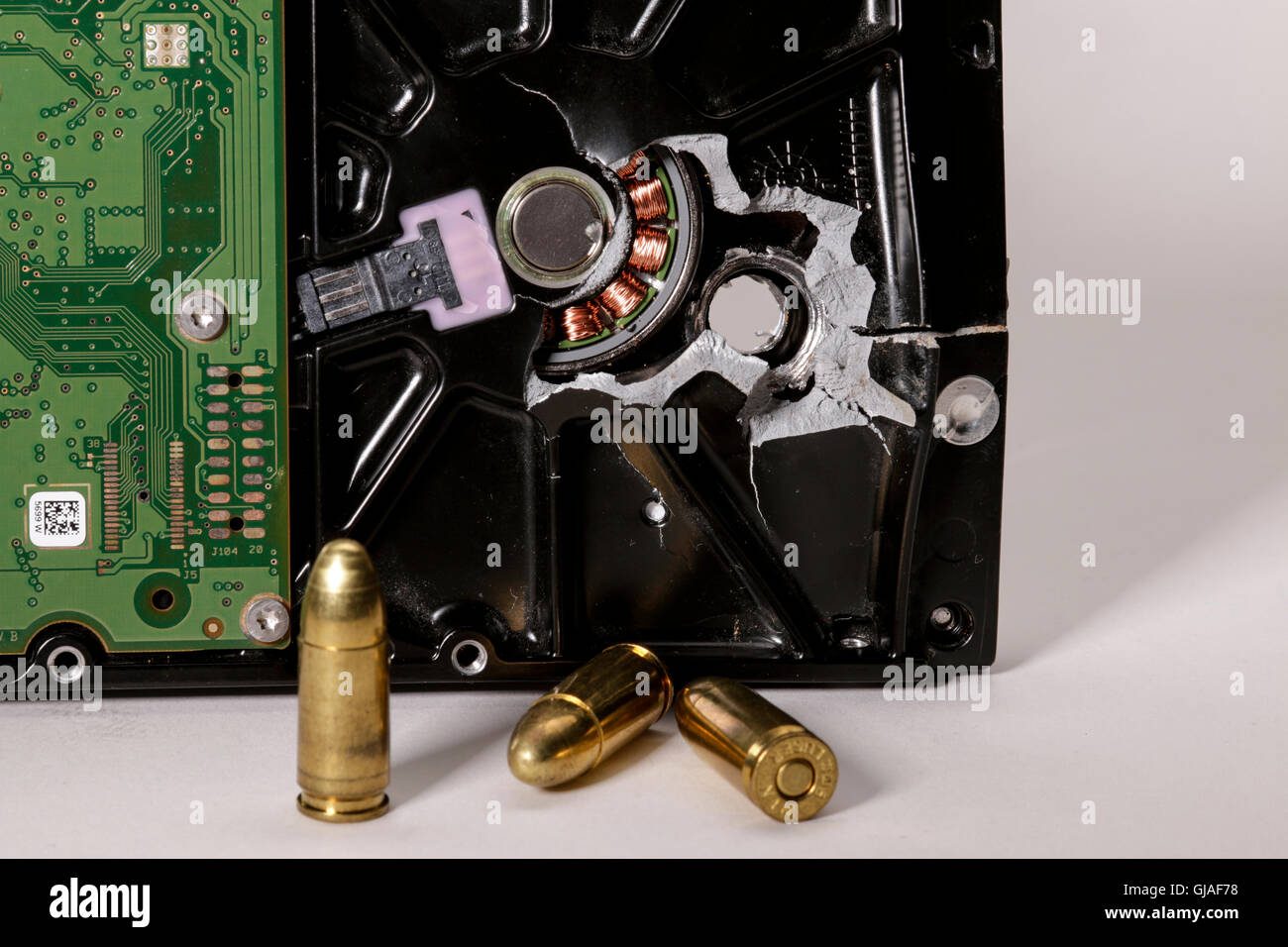 Computer Festplatte mit einschussloch und 9 mm Kugeln. Stockfoto
