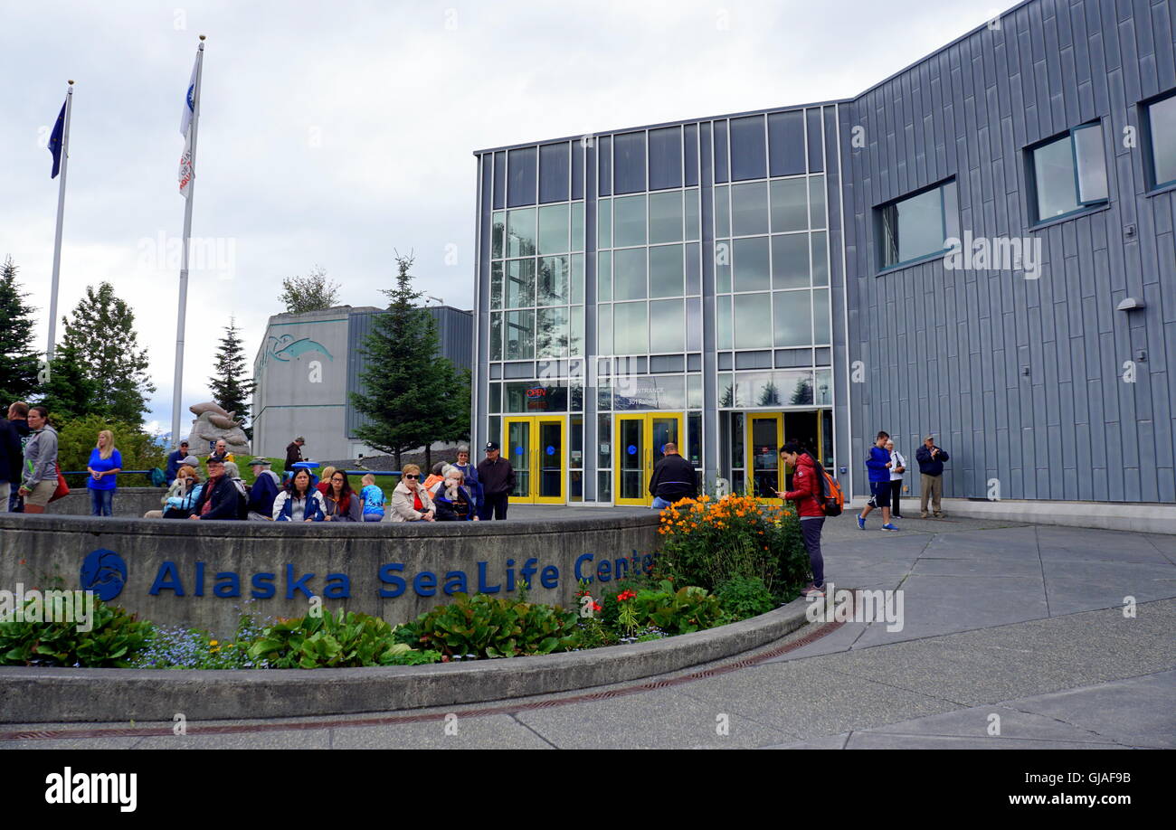 Besucher vor der Alaska Sea Life Center (Alaska's Premier öffentlichen Aquarium) in Seward, Alaska Stockfoto