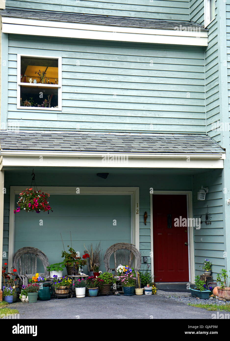 Blumen und Pflanzen in der Pflanzer im Landhausstil in Seward, Alaska, USA Stockfoto