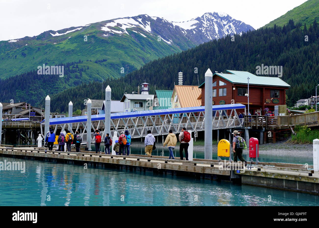 Eine Gruppe von Touristen auf dem kleinen Boot Hafen Anreise nach Kreuzfahrt zu den Gletschern, Resurrection Bay in Seward, Alaska Stockfoto