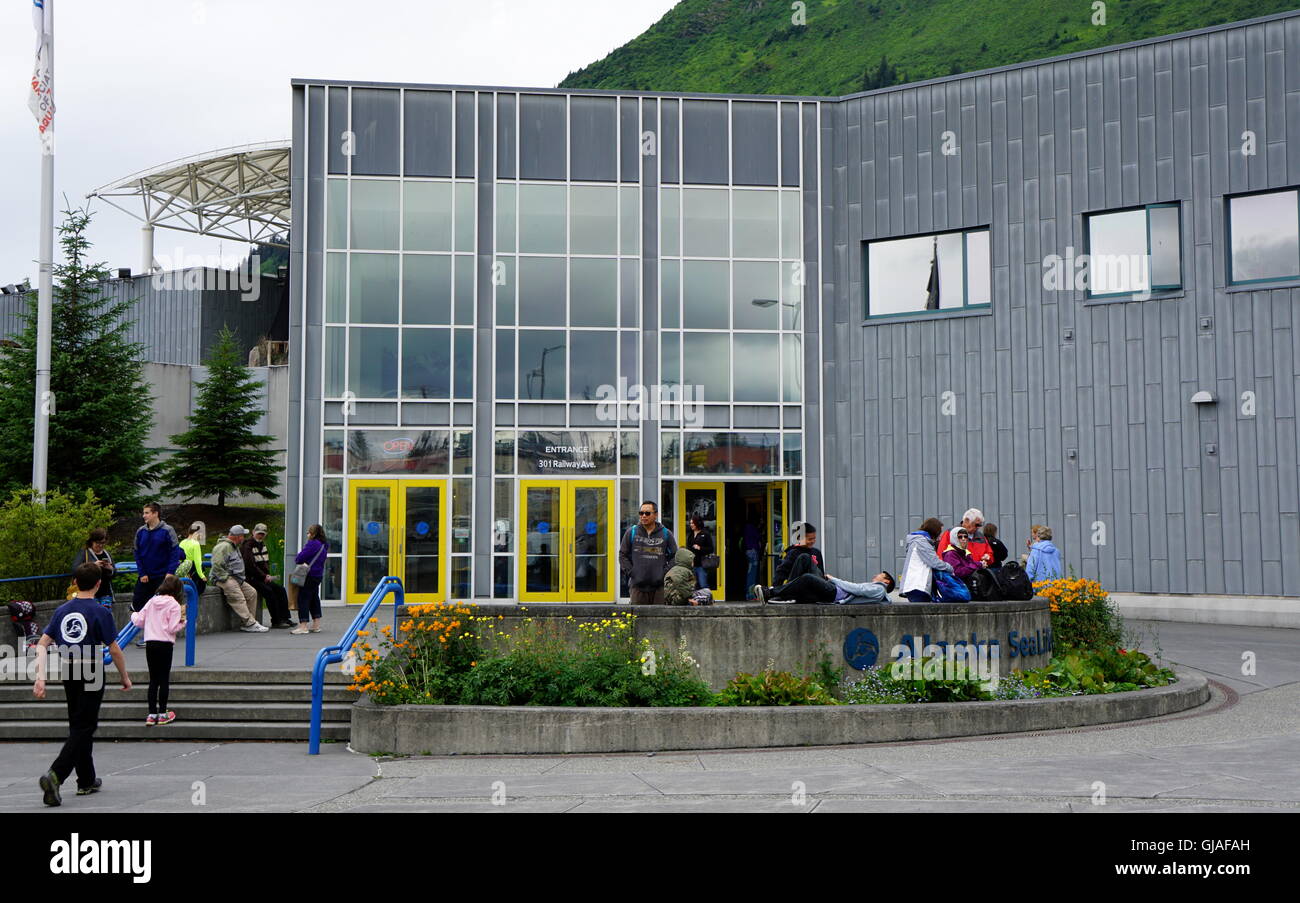 Besucher vor der Alaska Sea Life Center (Alaska's Premier öffentlichen Aquarium) in Seward, Alaska Stockfoto
