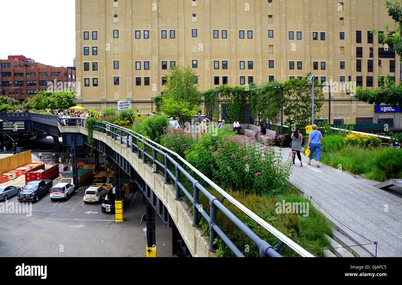 Ein Blick auf die High Line (einer erhöhten öffentlichen Park) und der Straße darunter, New York City, NY, USA Stockfoto