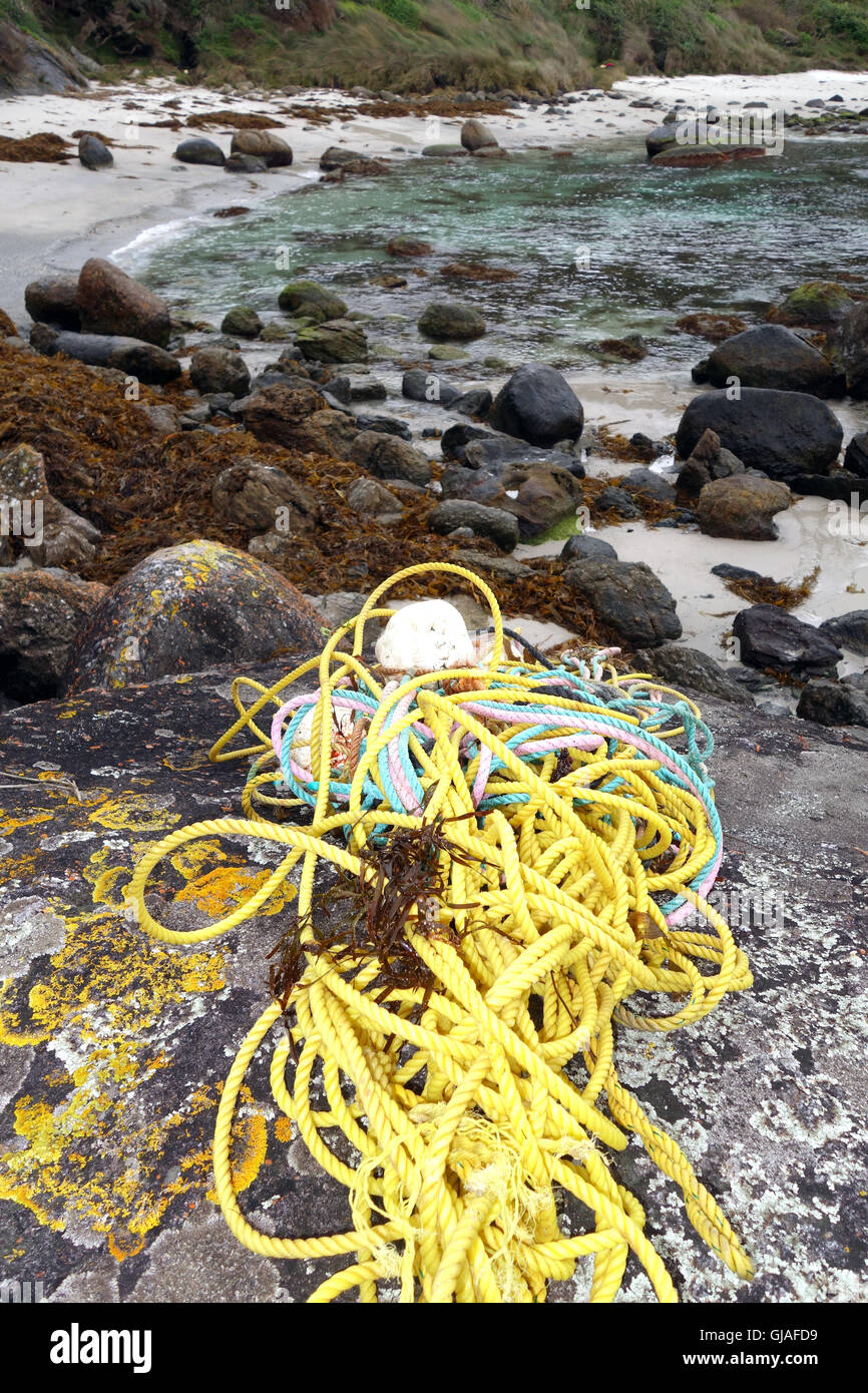 Kunststoff & Seil Fanggeräte verloren im südlichen Ozean gespült an Aldridge Cove, Nuyts Wilderness Area, Western Australia Stockfoto