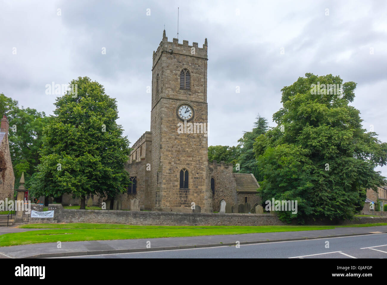 Kirche und Friedhof der Allerheiligen im Dorf von Lanchester in der Nähe von Durham England UK Stockfoto