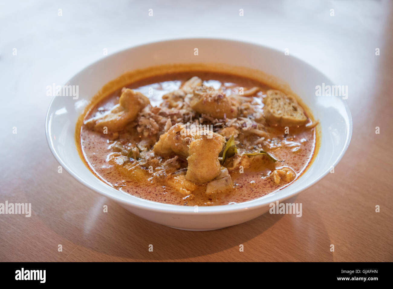 Huhn und Tofu Laksa einen warmen duftenden Nudelgericht Suppe Stockfoto