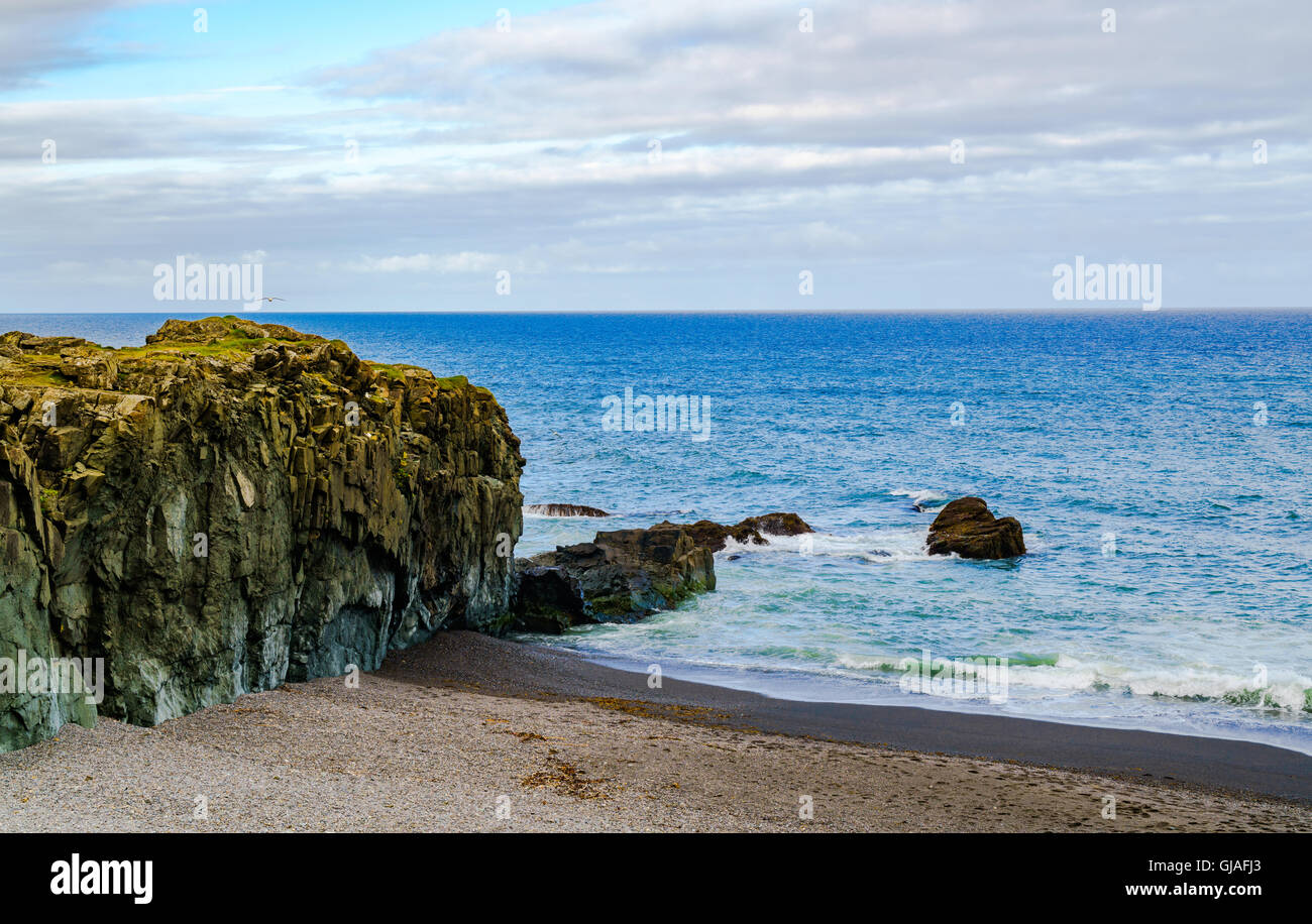 Blick auf Felsen am schwarzen Strand und Nord-Atlantik im Norden von Island Stockfoto