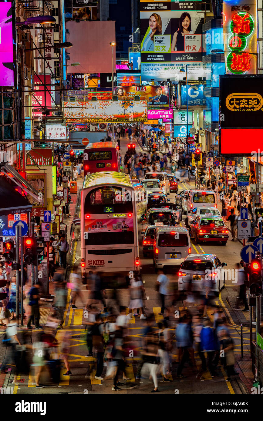 Neon-Schilder und Werbetafeln entlang der Straßen überfüllt und geschäftige Stadt, Hong Kong, China. Stockfoto