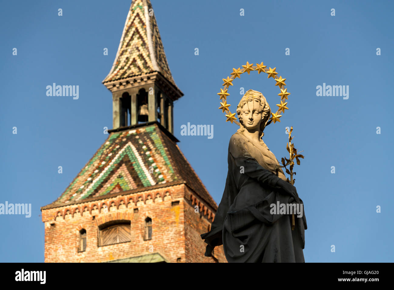 Maria-Statue und Turm Schmalzturm, Landsberg am Lech, Oberbayern, Bayern, Deutschland, Europa Stockfoto