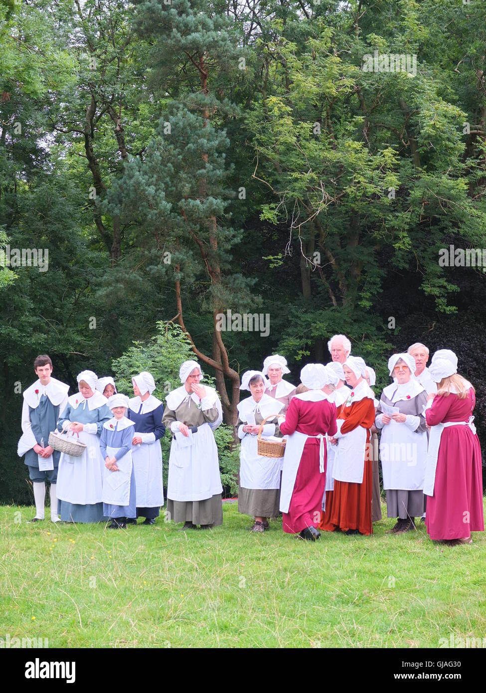 Dorfbewohner in Tracht beim Eyam Pest Gedenken Service im Cucklet Delf Stockfoto