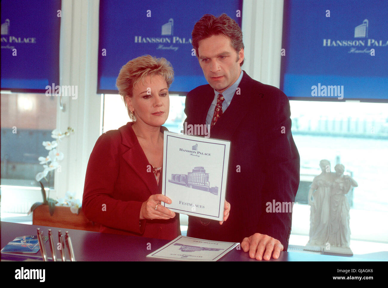 GIRL FRIENDS - FREUNDSCHAFT MIT HERZ - Im Hannson Hotel Hamburg Setzt von Winkler sterben Kün-Digungsmaschinerie in Gang. Außer Dem Schreibpool Erfurts es sterben Hälfte der Zimmermädchen Und Den Beliebten Portier Schmolke. Die Stimmung in Hitzacker ist Ebenfalls bin Boden. Marie (MARIELE MILLOWITSCH) Und Ronaldo (WALTER SITTLER) Stehen Vor Den folgenden Ihrer Existenz. Regie: Christine Kabisch aka. Hansson Geheimnis Stockfoto