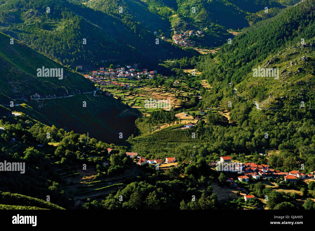 Portugal, Minho: Blick auf die grünen Berge und Täler des Nationalparks Peneda Geres Stockfoto