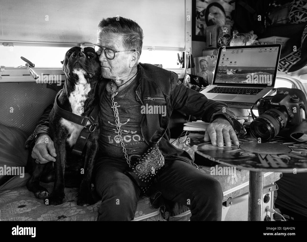 Ältere Mann mit Hund. Stockfoto