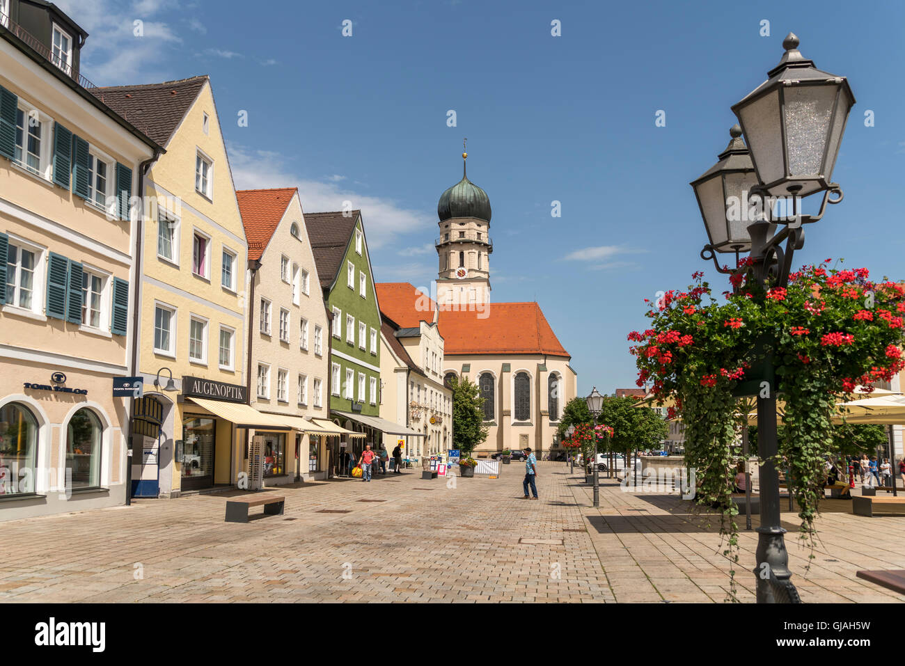 Kirche Maria Himmelfahrt und die neue Fußgängerzone in der historischen alten Stadt Schongau, Oberbayern, Bayern, Deutschland, Eur Stockfoto