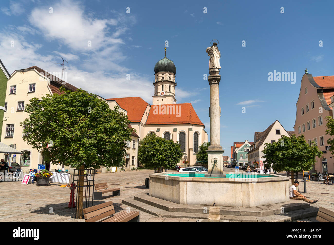 Kirche Maria Himmelfahrt und Marias Brunnen im historischen alten Stadt Schongau, Oberbayern, Bayern, Deutschland, Europa Stockfoto