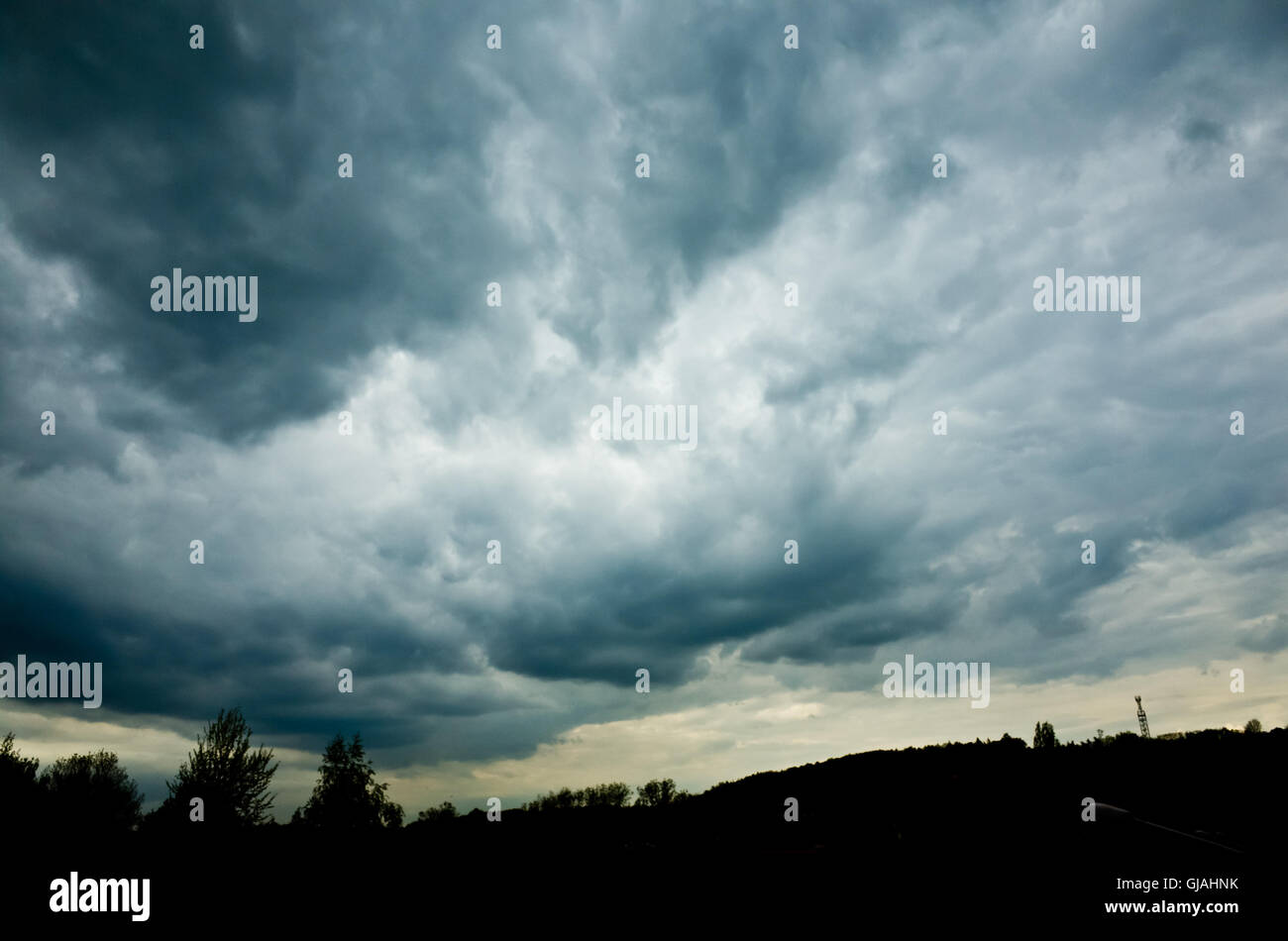 Dramatische stürmischen Himmel mit Wolken nimbostratus Stockfoto