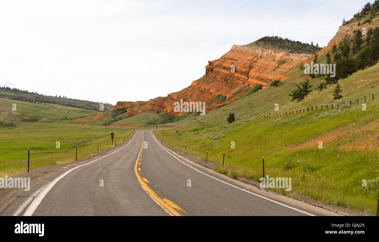 Zwei Lane Straße Yellowstone Nationalpark Wyoming USA Stockfoto