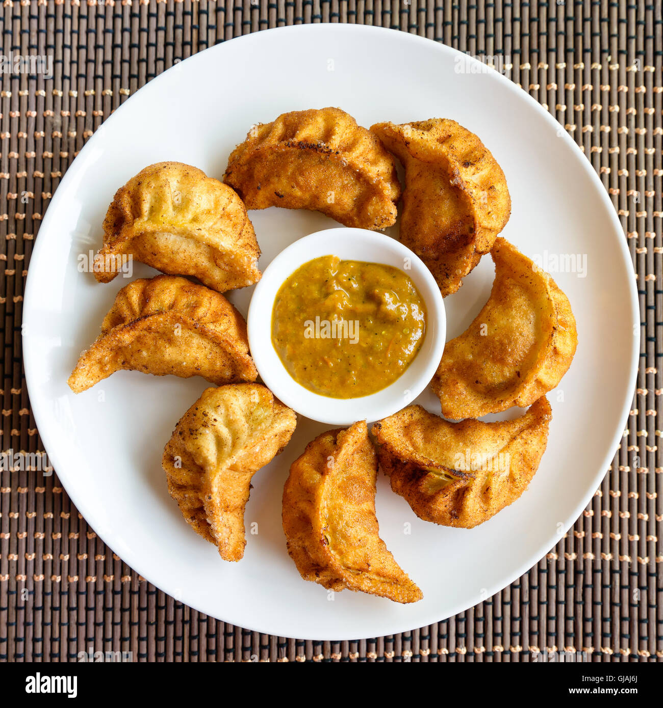 Teller mit gebratenen nepalesischen Momos und seine Achar (Sauce) Stockfoto