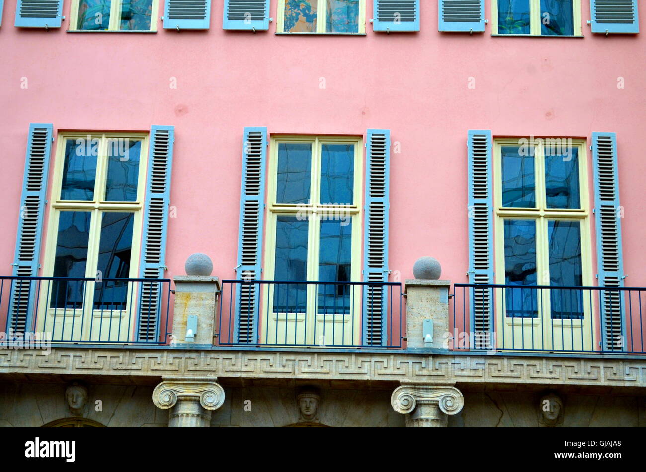 Neoklassizismus mit Windows Fassade in Berlin-Mitte Stockfoto