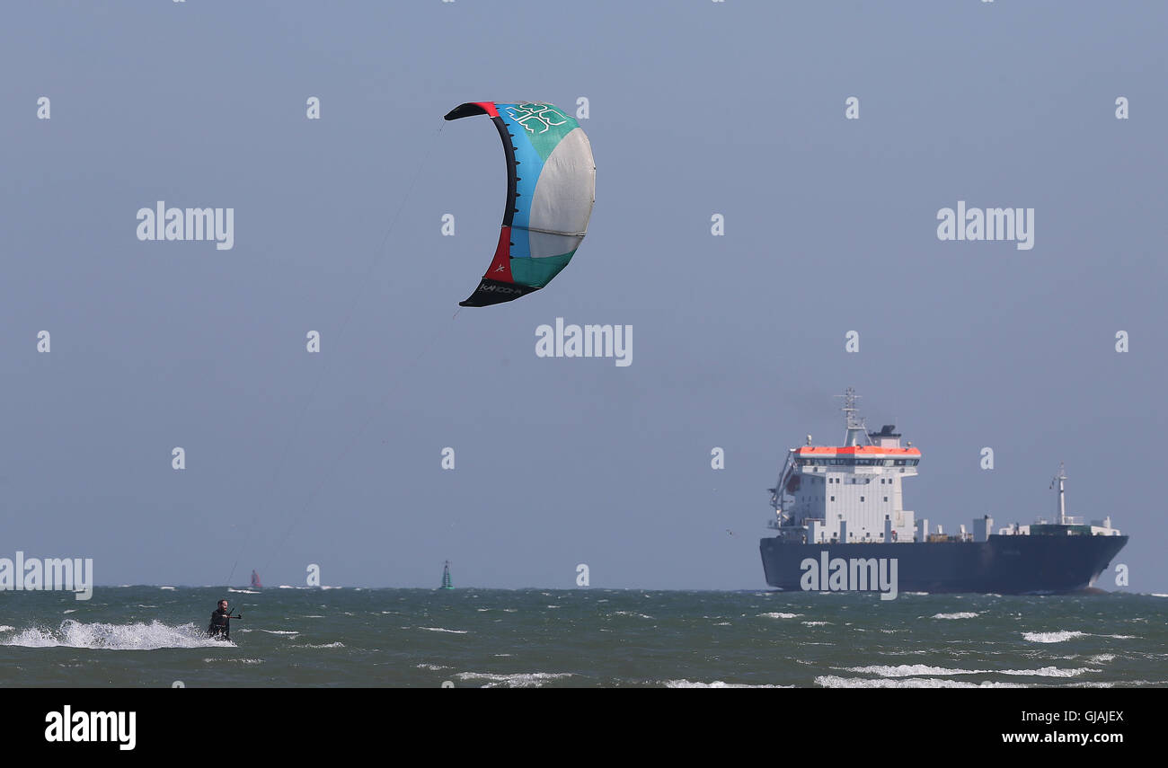 Kite-Surfer profitieren Sie von günstigen Konditionen auf Dollymount Strang, Dublin bei warmen Wetter. Stockfoto