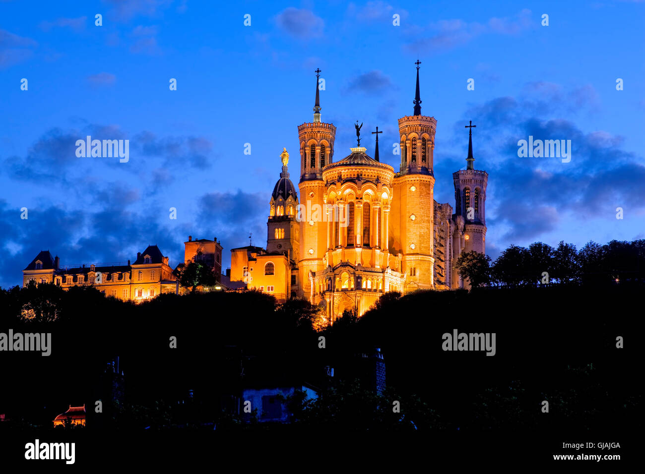 Basilika Notre Dame de Fourvière in der Nacht in Lyon, Frankreich Stockfoto