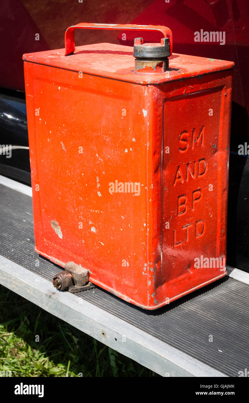 Alte rostige Benzinkanister mit geöffnetem Deckel und ein Trichter isoliert  auf weißem Hintergrund Stockfotografie - Alamy