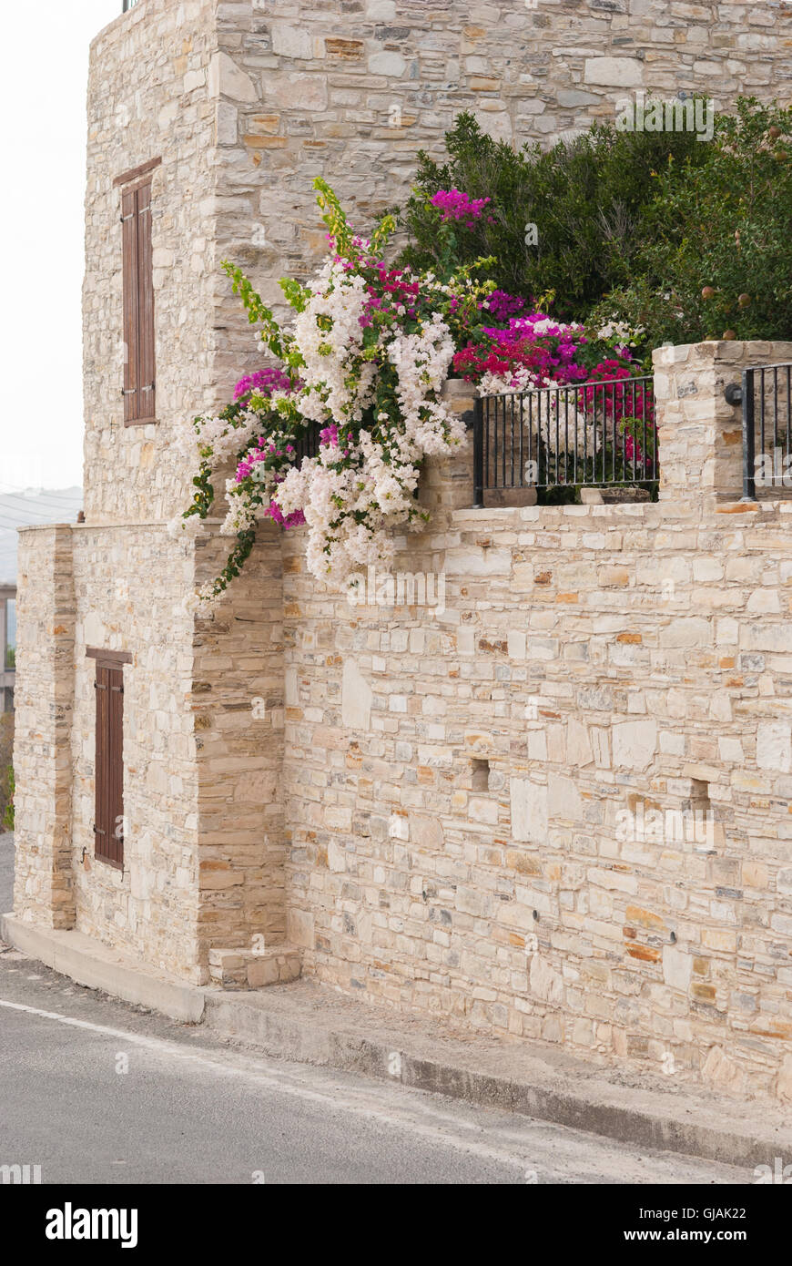 Traditionelle griechische Haus und bauen Dekoration mit Blumen. Kato Drys Dorf, Zypern. Stockfoto