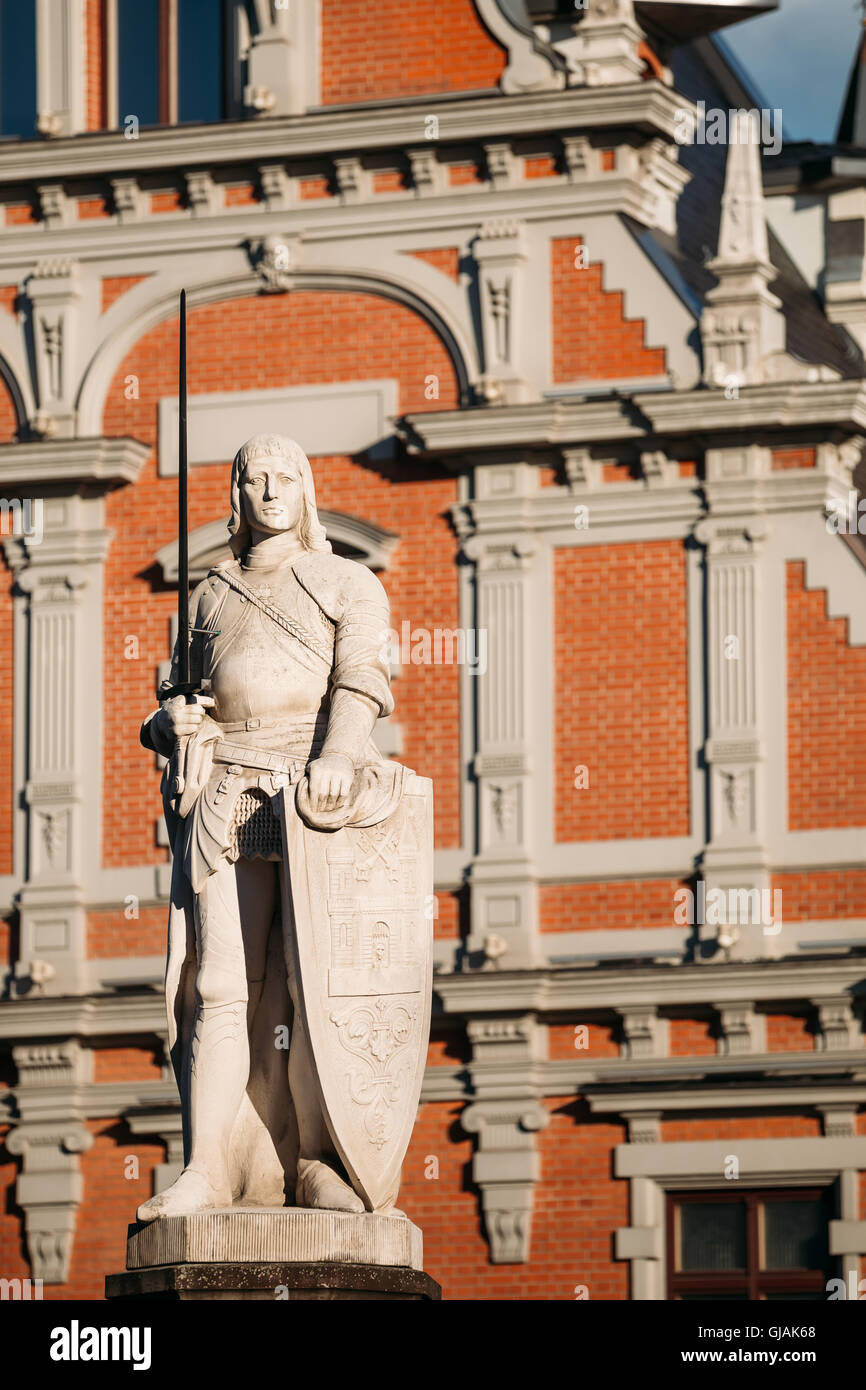 Statue des Roland auf dem Rathausplatz vor dem Hintergrund der Schwarzhäupterhaus In Riga, Lettland. Sonnigen Sommertag mit Blu Stockfoto