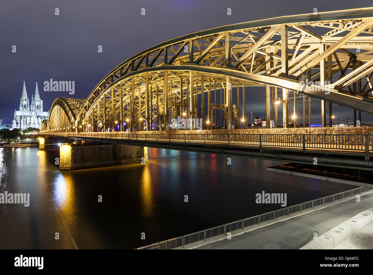 Brücke und der Dom in Köln Stockfoto