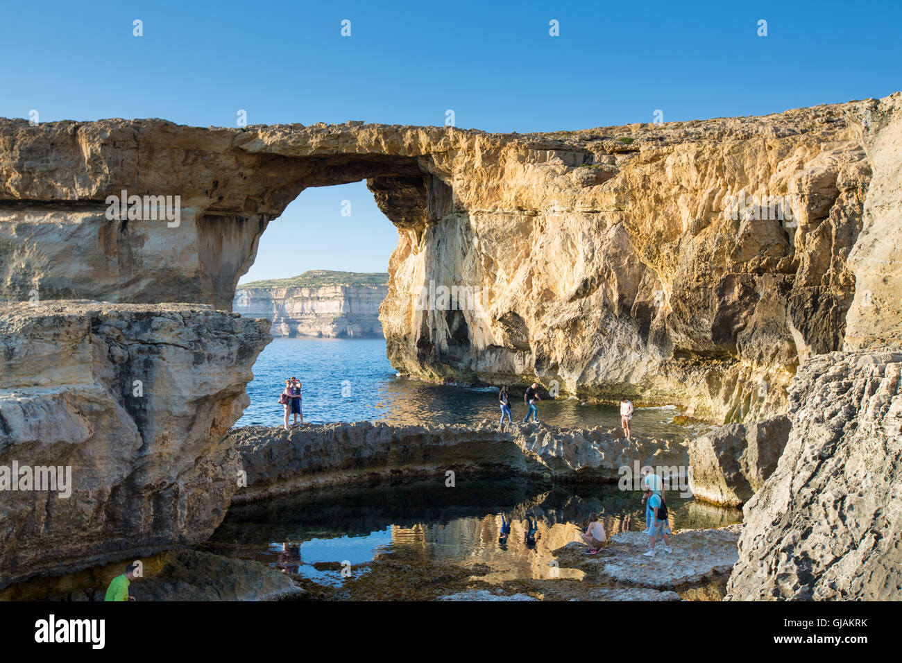 GOZO, MALTA - Juni 6: Touristen besuchen das Azure Window, Bogen einen berühmten Stein, am 6. Juni 2015 in Gozo, Malta. Stockfoto