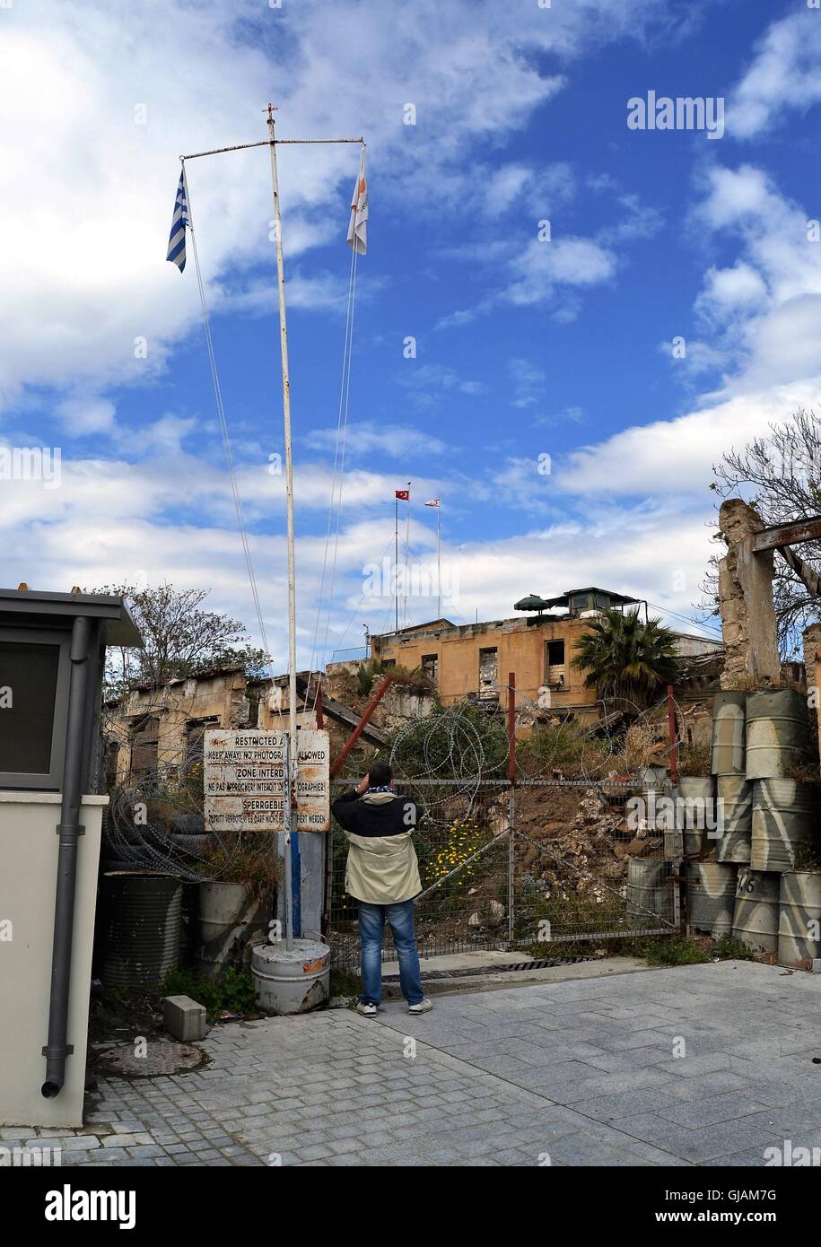 Der zyprischen und der griechischen Fahnen gegenüber türkischen Fahnen in Nikosia Pufferzone, Zypern Stockfoto