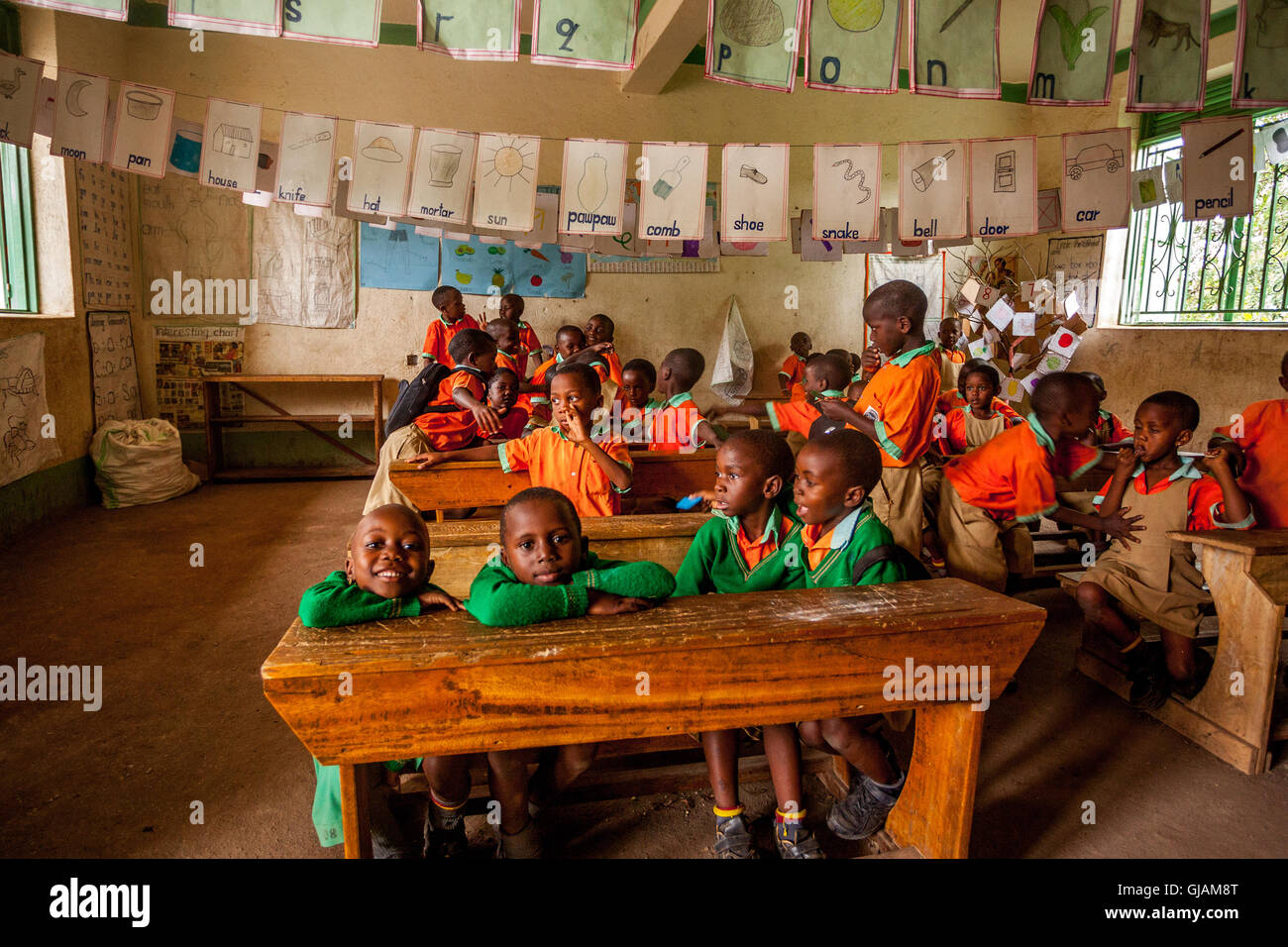Ugandische Kinder posieren für die Kamera in Kasese Provinz, Uganda Stockfoto