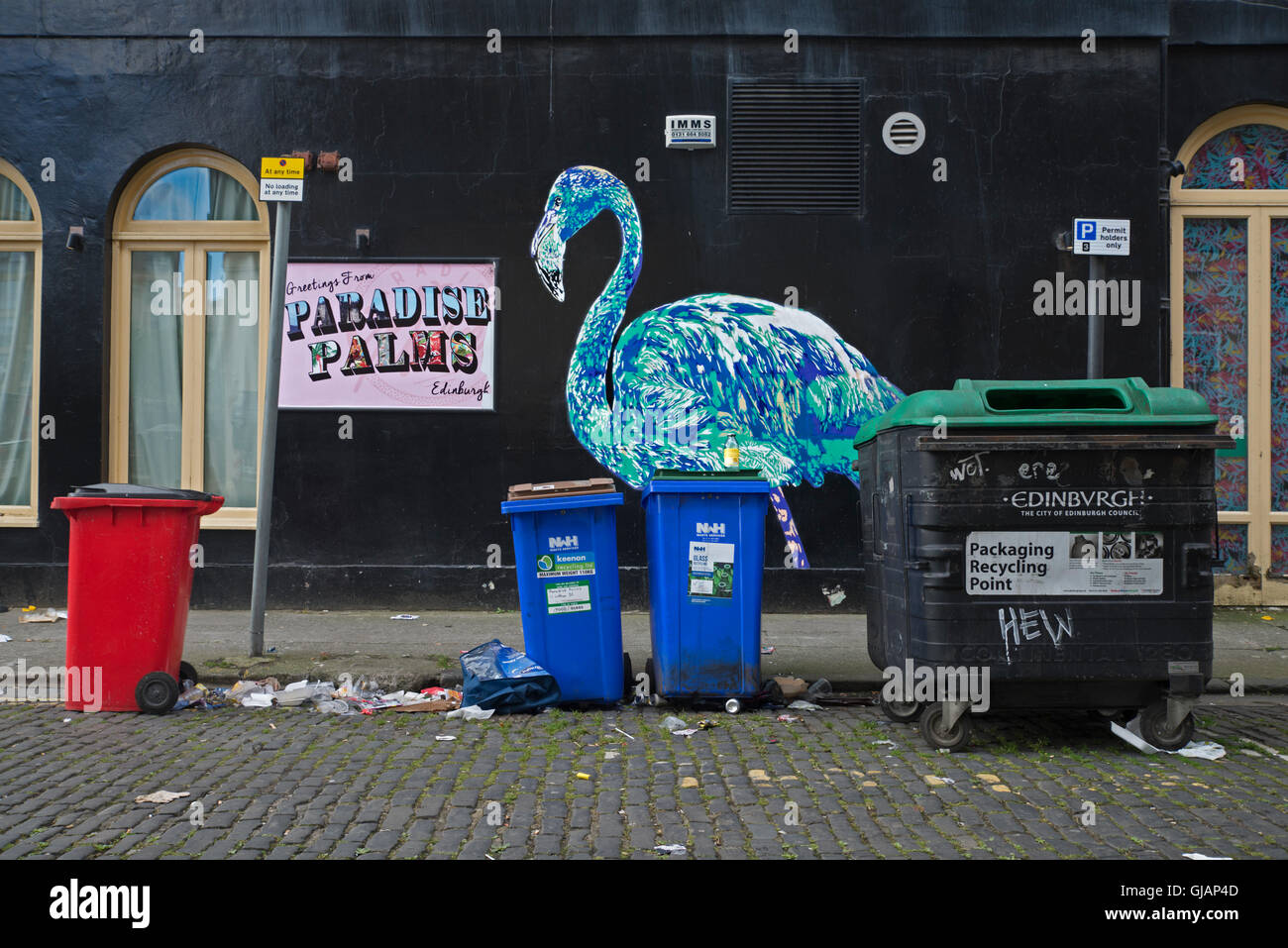 Lagerplätze Abfall und Müll auf der Straße an der Seite von der ironisch nennt Paradise Palms Veranstaltungsort in Edinburgh. Stockfoto