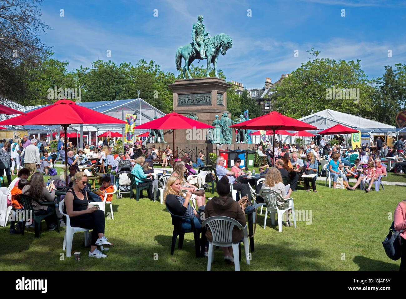 Besucher der jährlichen Edinburgh Book Festival genießen die Sonne in Charlotte Square. Stockfoto