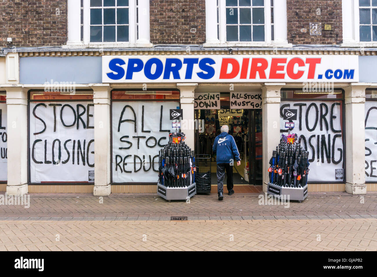 Schließen nach unten Verkauf mit Store schließen Zeichen an einem Seitenarm des Sports Direct oder sportsdirect.com Sportbekleidung Shop. Stockfoto