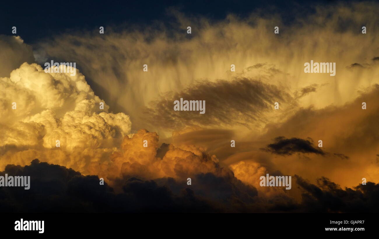 Mischung aus dramatischen Cumulonimbus Wolkenschichten als Teil von einem Sommergewitter in der Anza-Borrego Desert State Park Stockfoto