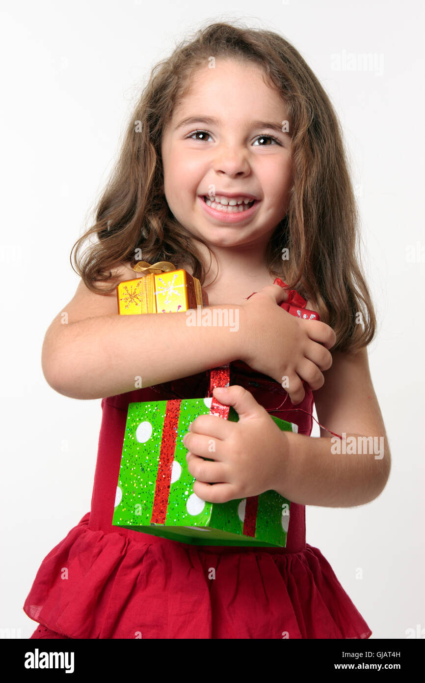 Jovial glückliches Mädchen Kind hält Geschenke Stockfoto