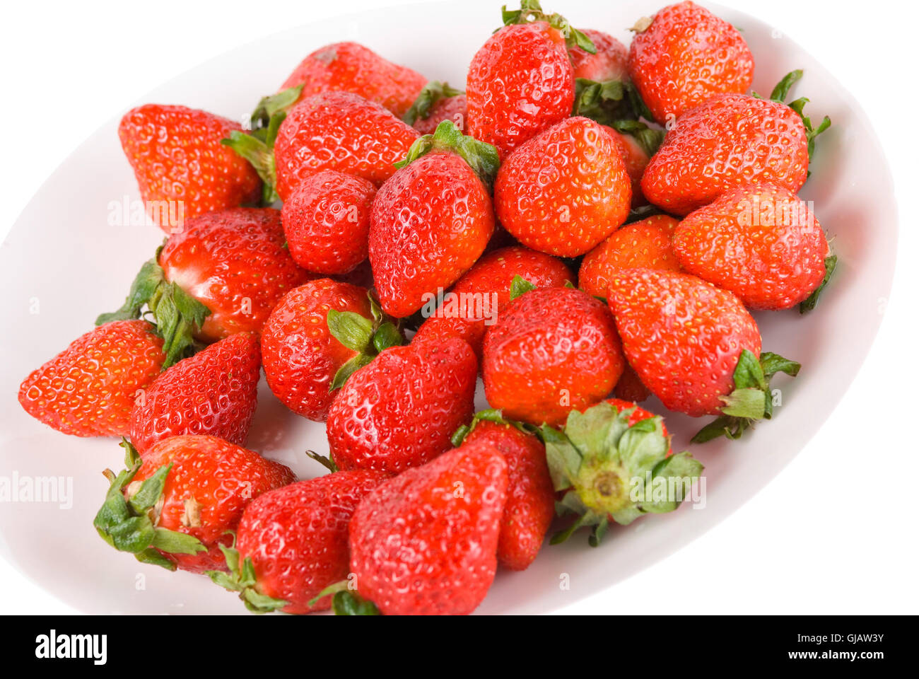 Isolierte Haufen Erdbeere in weiße Schale Stockfoto