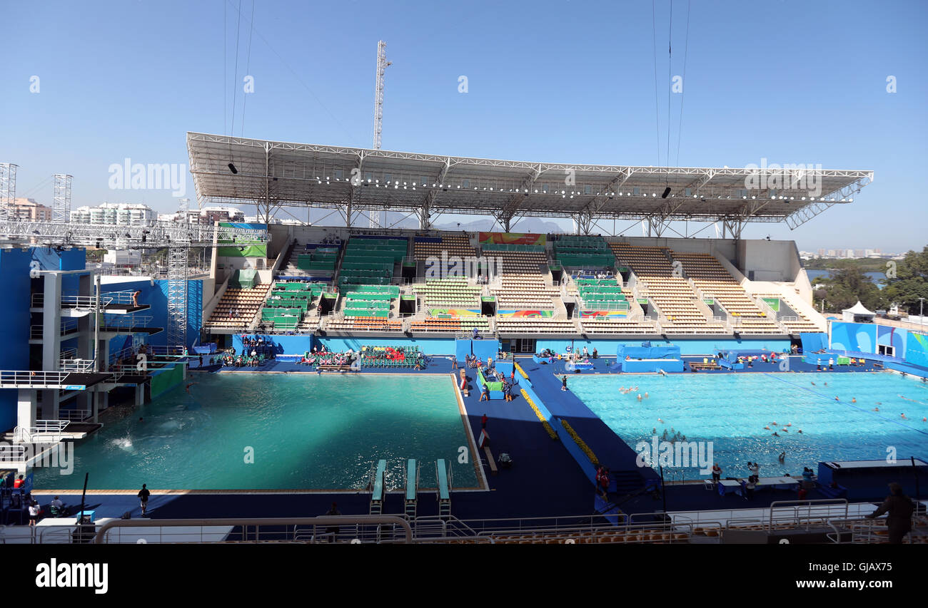 Einen Überblick über das Tauchbecken und der Wasserball-Pool am neunten Tag der Olympischen Spiele in Rio, Brasilien. Stockfoto