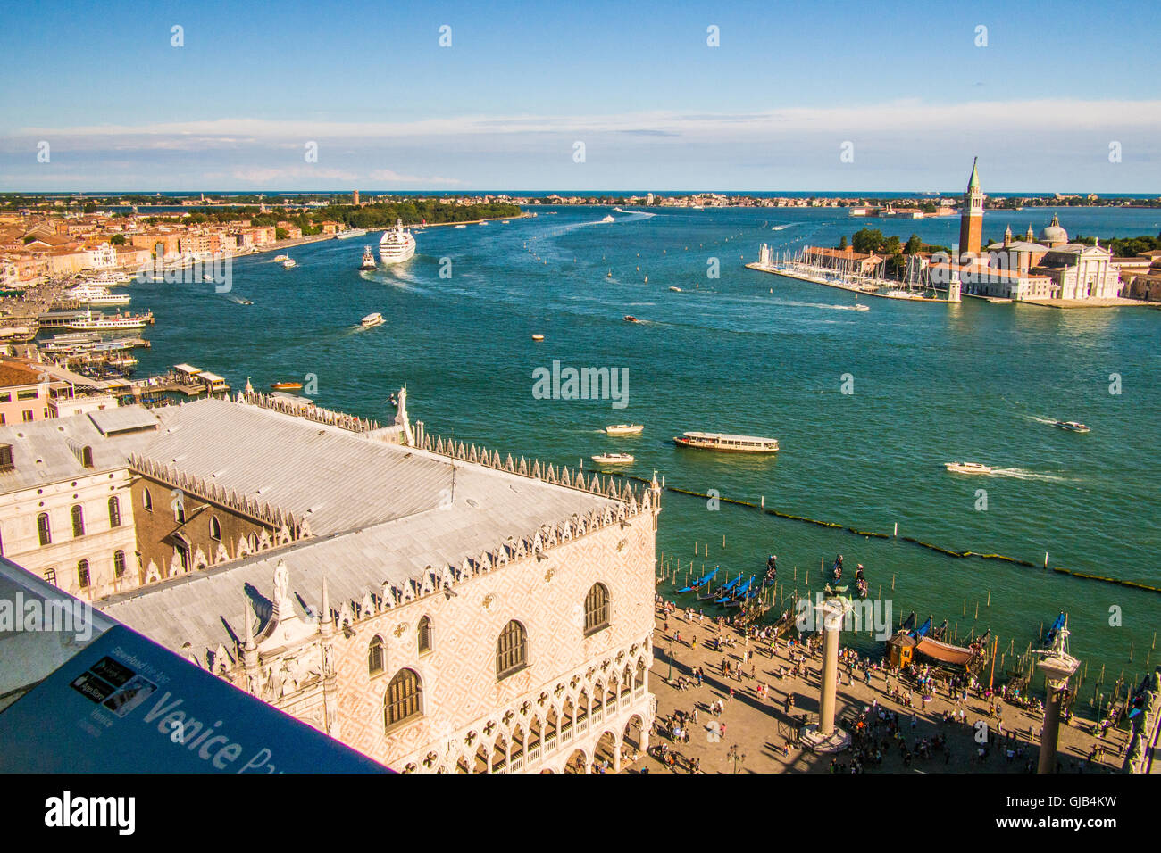Blick über den Dogen Palast & Piazzetta (Vordergrund), gegenüber der Insel San Giorgio Maggiore, Venedig, Venetien, Italien. Stockfoto