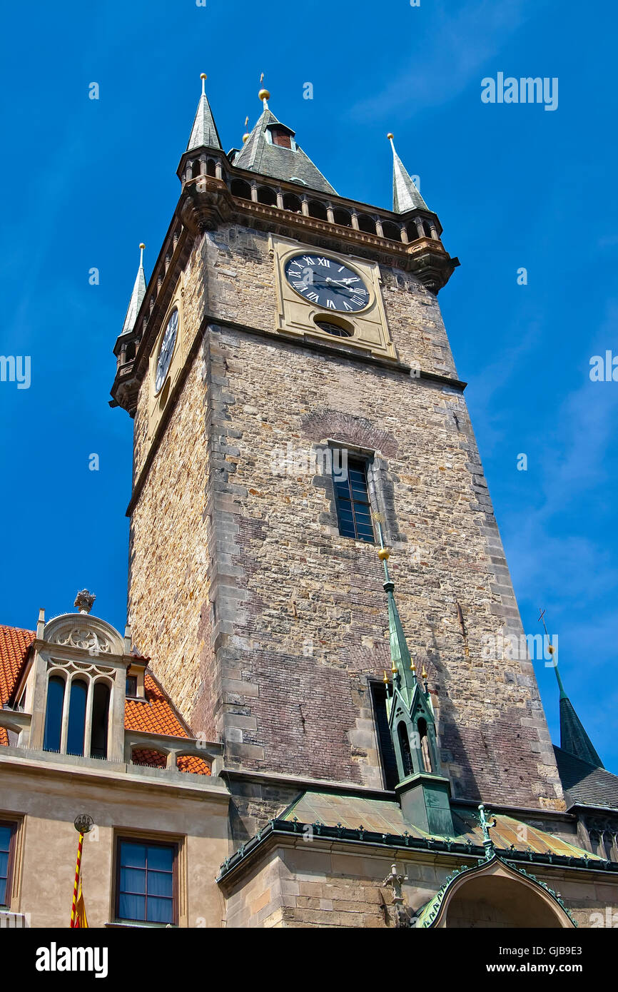 Old Town Hall Tower auf dem Hintergrund des blauen Himmels in Prag. Tschechisch. Stockfoto