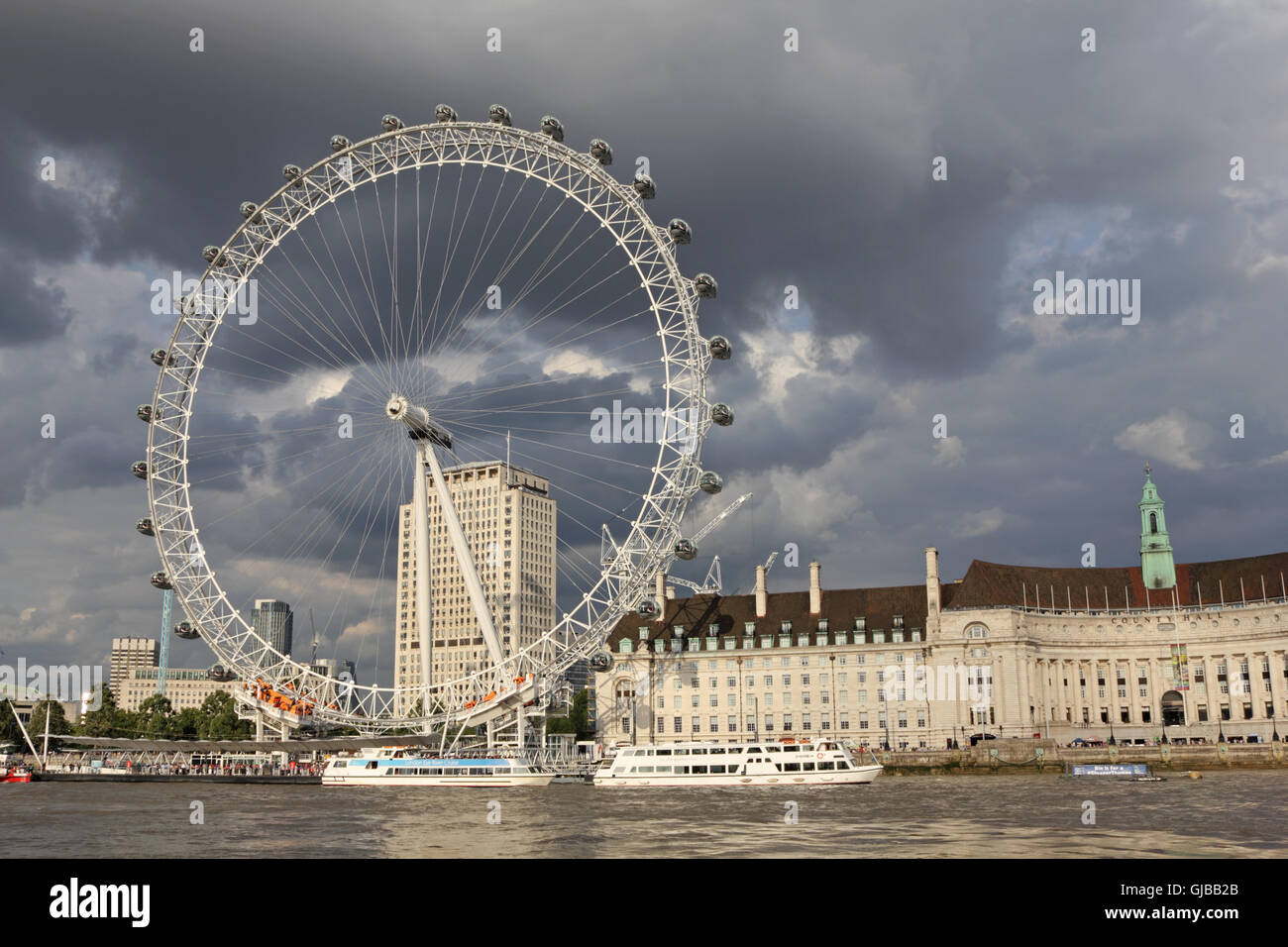 Das London Eye neben County Hall auf der Southbank London England UK Stockfoto