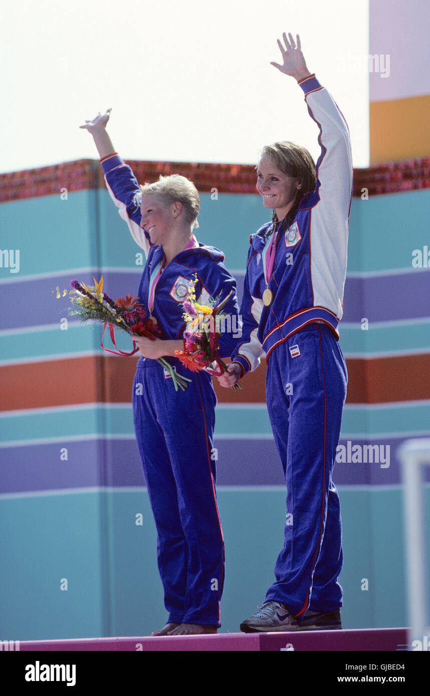 Kalifornien - Los Angeles - 1984 Olympischen Sommerspiele. USA Frauen schwimmen. Carrie Steinseifer (links), Nancy Hogshead Stockfoto