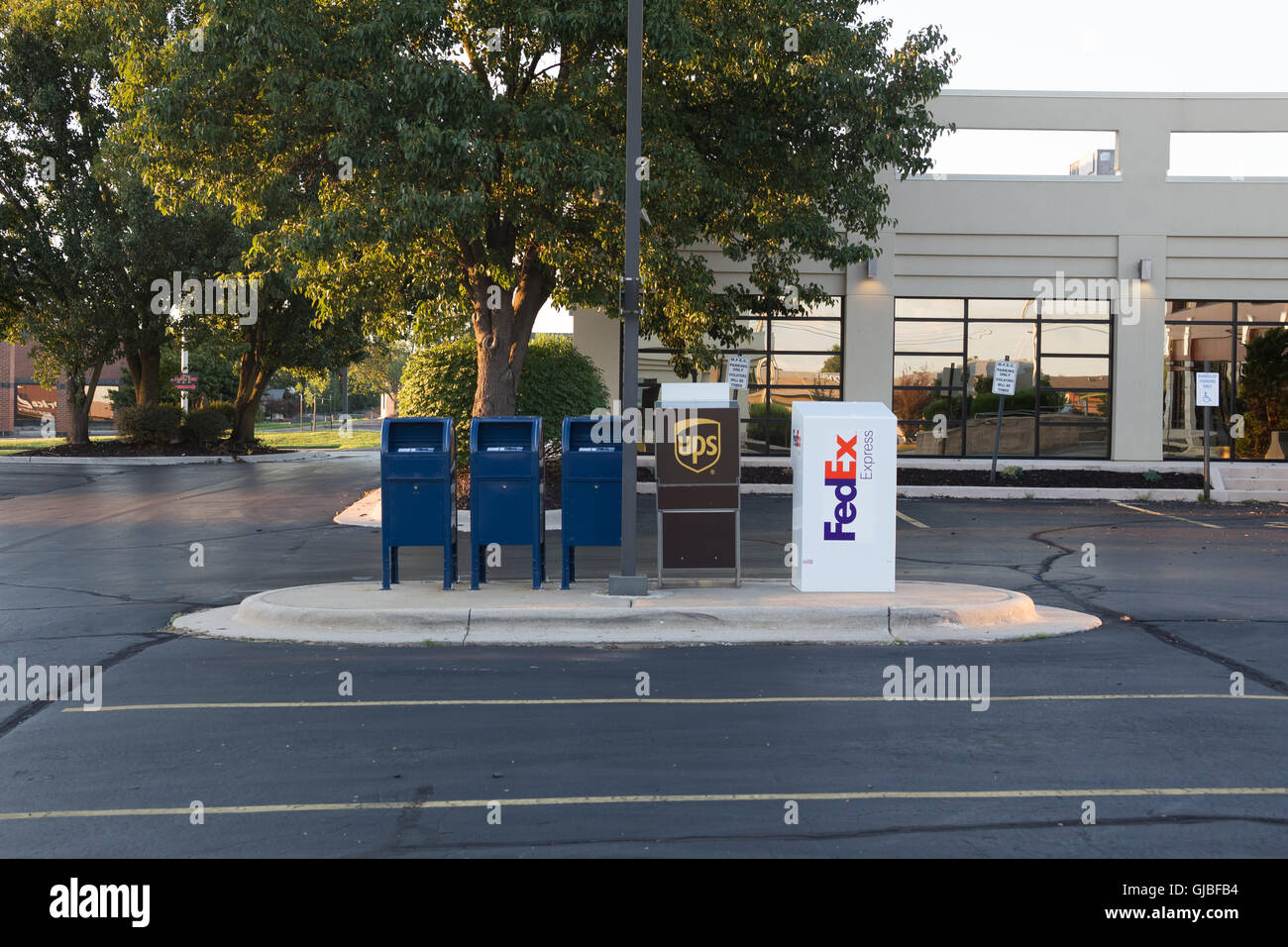 Reihe von Postfächern, UPS und FedEx auf Parkplatz Stockfoto