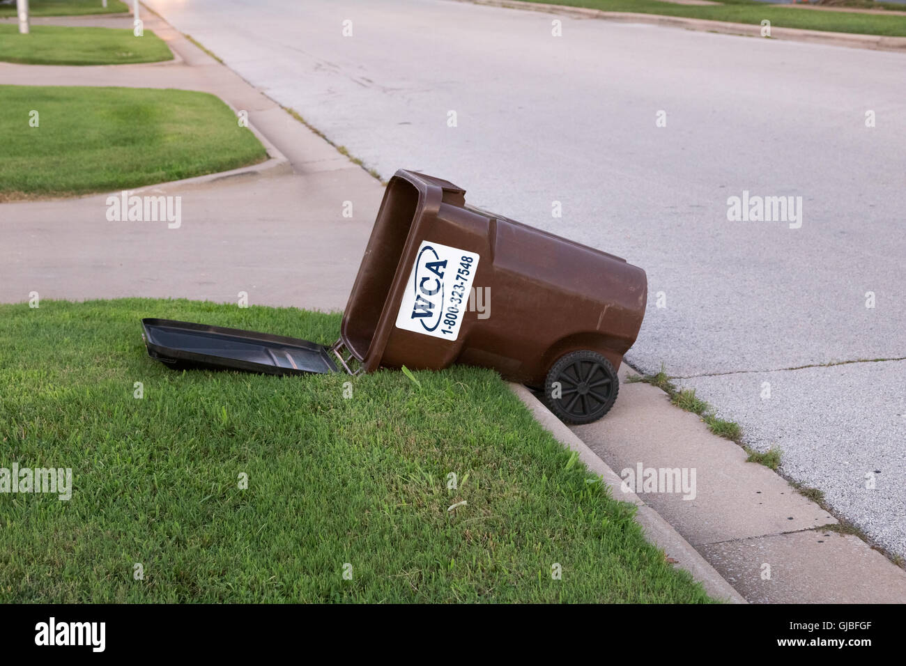 Mülltonne auf Straße umgekippt Stockfoto