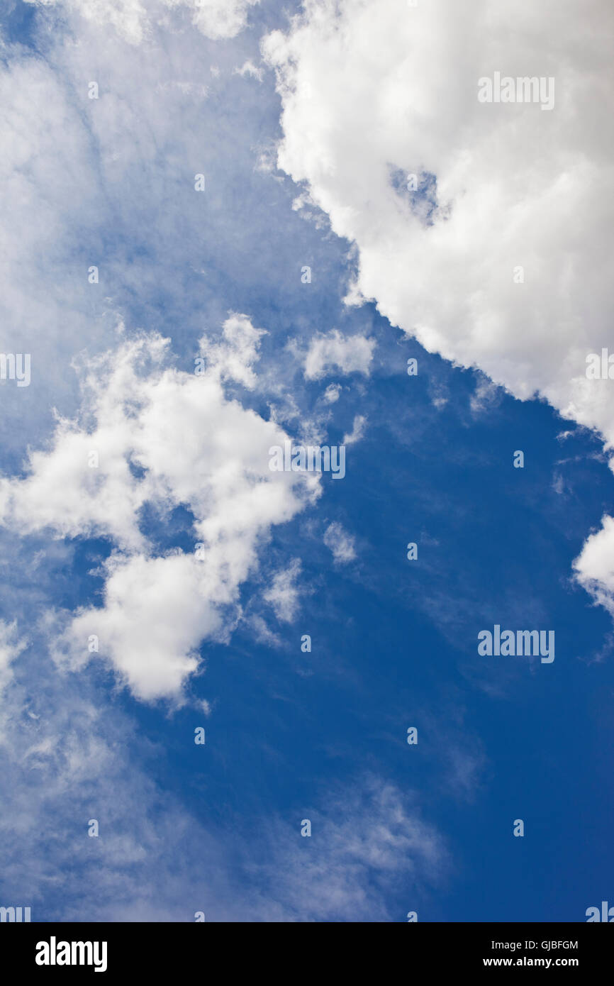 Eine natürliche Hintergrundbild aus blauem Himmel und Wolken im Sommer. Stockfoto
