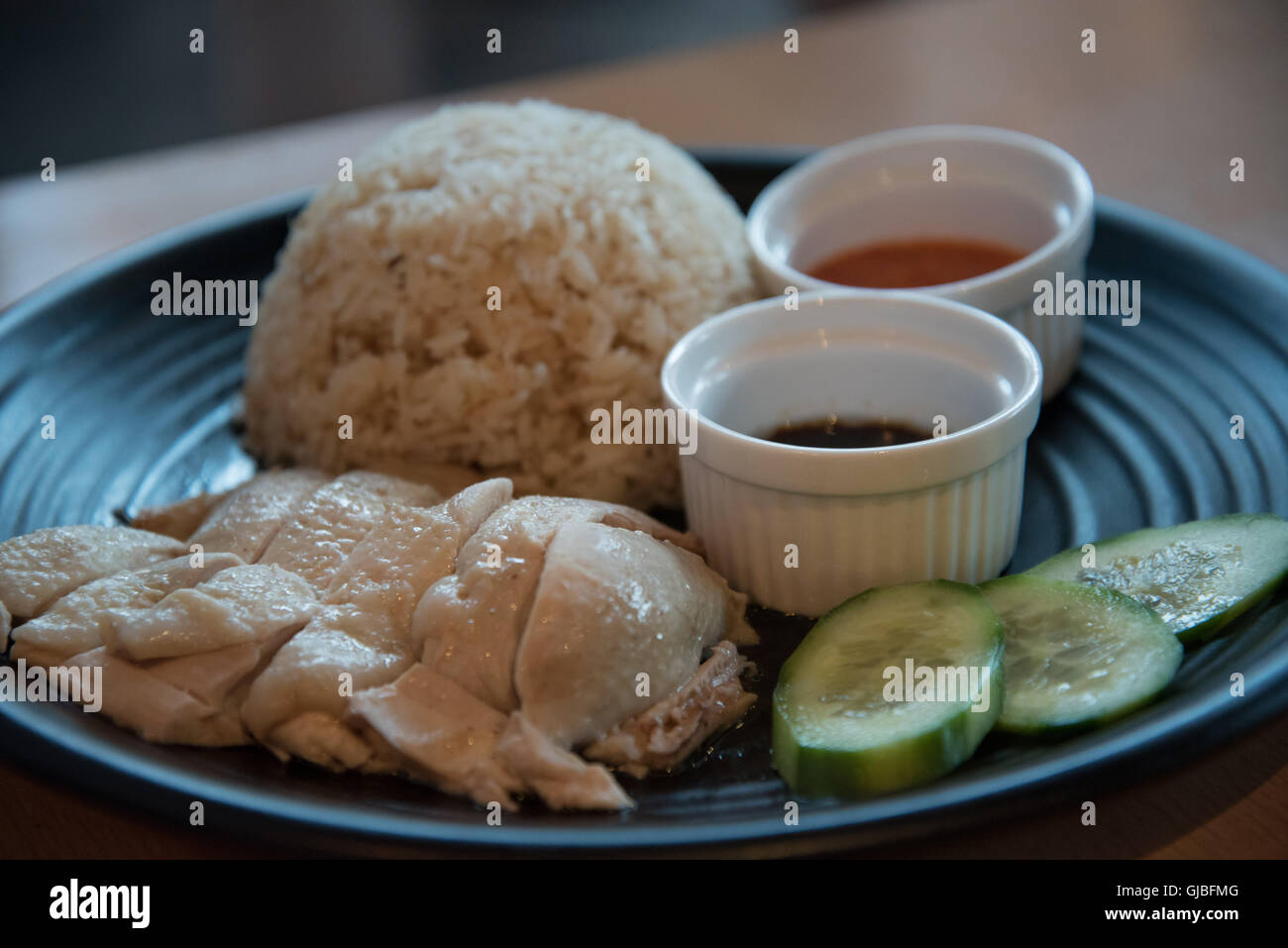 Hainan Huhn soft pochiertem Huhn mit Duftreis Gurke und Chili Sauce Stockfoto