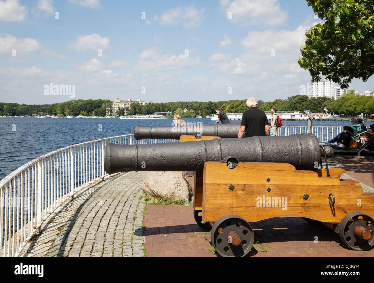 Greenwich-Promenade mit Kanonen, ein Geschenk zum Flughafen Tegel aus dem Londoner Stadtteil Greenwich, Tegel, Berlin, Deutschland Stockfoto