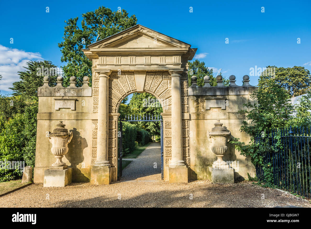 Inigo Jones' Gateway im Chiswick House von Lord Burlington, einer palladianischen Villa aus dem frühen 18. Jahrhundert in Chiswick, West-London, England, Vereinigtes Königreich Stockfoto